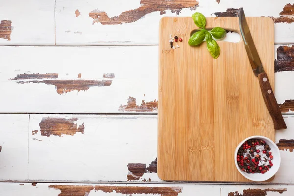 Planche à découper en bois vide sur table de cuisine. Espace de copie de vue supérieure — Photo