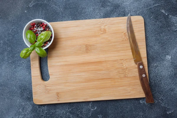 Empty wooden cutting board on kitchen table. Top view copy space — Stock Photo, Image