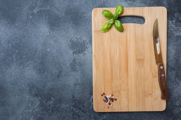 Tabla de cortar de madera vacía en la mesa de la cocina. Espacio de copia vista superior —  Fotos de Stock