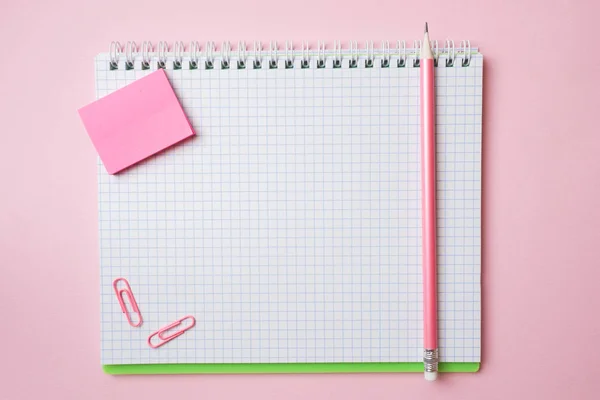 Cuaderno blanco limpio y lápiz con espacio de copia sobre fondo de mesa rosa para presentación, escritor o educación escolar, blogger, novela y concepto de historia de fricción o marca . — Foto de Stock