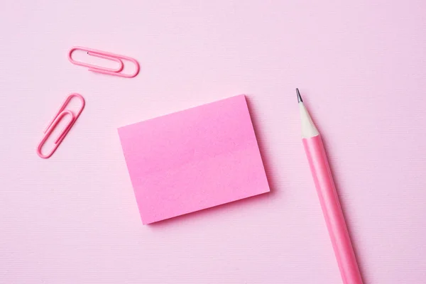 Pink Notepad klip kertas dan pensil di latar belakang merah muda dengan ruang fotokopi. Konsep pendidikan sekolah, kantor dan freelancing . — Stok Foto