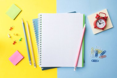 Sunum, yazar veya okul eğitimi, blogger, roman ve sürtünme veya marka hikayesi kavramı için sarı mavi masa arka plan üzerinde kopya alanı ile temiz beyaz defter ve kalem.