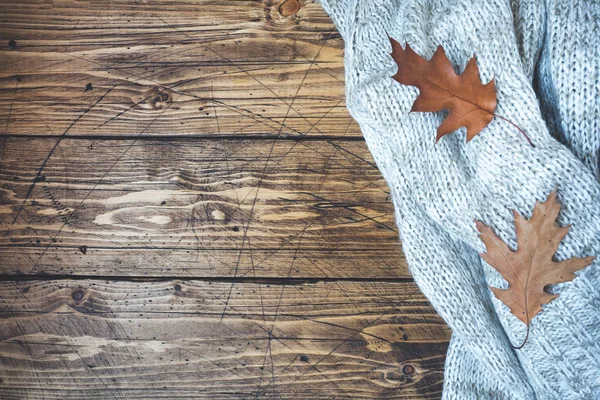 Herbststilleben. trockene Eichenblätter auf einem Holzbrett. Draufsicht, Vintage-Stil. Kopierraum. — Stockfoto