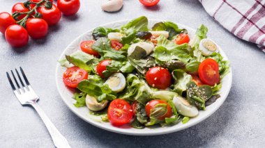 Taze domates ve bıldırcın yumurtası ve marul salatası.