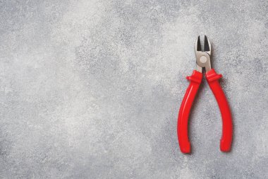 Kombinasyon pliers. Katı malzemeleri ve çok telli kabloları kesmek için aletler. Profesyonel ergonomi araçları.