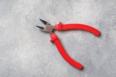 Kombinasyon pliers. Katı malzemeleri ve çok telli kabloları kesmek için aletler. Profesyonel ergonomi araçları.