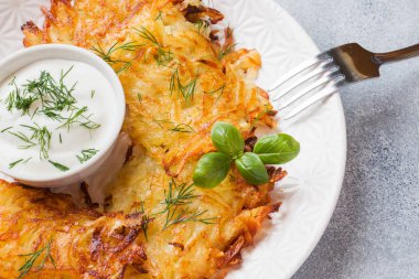 Tabakta soslu rendelenmiş patates kekleri. Geleneksel gözleme kutusu.