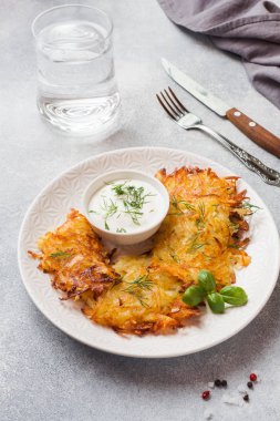 Tabakta soslu rendelenmiş patates kekleri. Geleneksel gözleme kutusu.