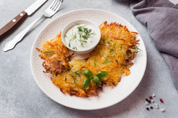 Stekta tårtor med riven potatis på tallriken med sås. Traditionell pannkakor boxty raggmunk — Stockfoto