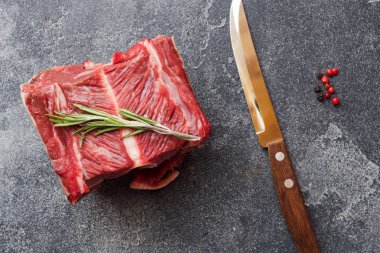 Kopya alanı ile koyu beton arka plan üzerinde et ile sığır kaburga Taze çiğ parça.