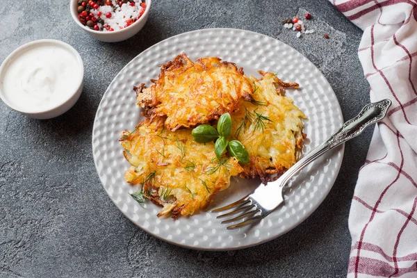 Stekta tårtor med riven potatis på tallriken med sås. Traditionell pannkakor boxty raggmunk — Stockfoto