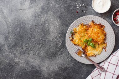 Tabakta soslu rendelenmiş patates kekleri. Geleneksel gözleme kutusu.
