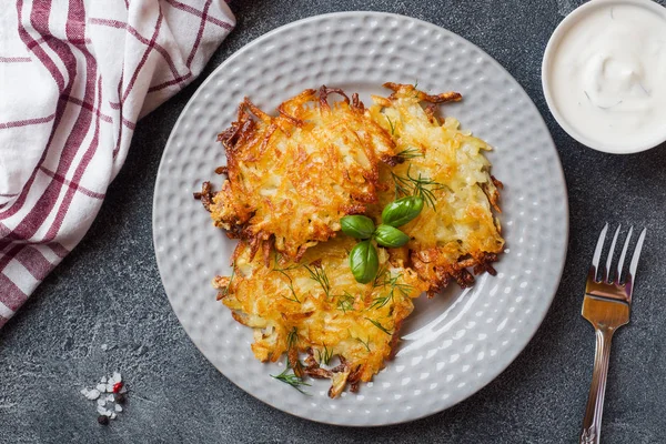 Stekta tårtor med riven potatis på tallriken med sås. Traditionell pannkakor boxty raggmunk — Stockfoto