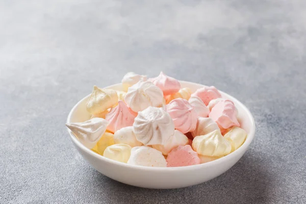 Tabakta küçük ev yapımı beze. Ev Yapımı Beze.