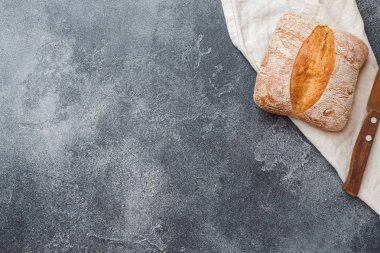 Koyu beton arka plan üzerinde zeytin ve biberiye ile İtalyan ciabatta ekmek. Kopyalama alanı