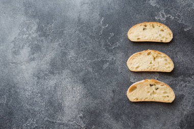 Koyu beton arka plan üzerinde zeytin ve biberiye ile İtalyan ciabatta ekmek. Kopyalama alanı