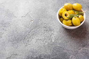 koyu masa üzerinde kaselerde yeşil zeytin. Kopyalama alanı.