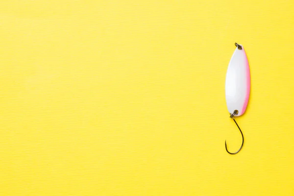 Anzuelos de pesca y cebos en un conjunto para la captura de diferentes peces sobre un fondo amarillo con espacio de copia. Puesta plana — Foto de Stock