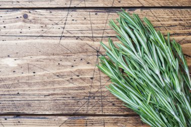 Ahşap arka planda bir demet taze biberiye. Kopyalama alanı.