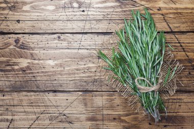 Ahşap arka planda bir demet taze biberiye. Kopyalama alanı.