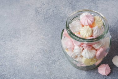 Cam kavanozdaki küçük ev kreması. Ev yapımı Meringue. Boşluğu kopyala.