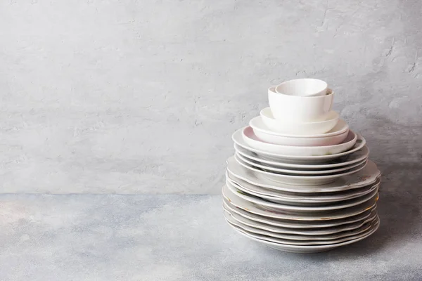 복사할 공간 이 있는 회색 탁자 위에 빈 접시들이 쌓여 있는 모습. — 스톡 사진