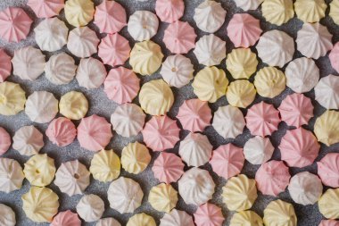 Küçük ev beze gri bir masaya serilmiş.