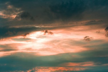 Gün batımı kara bulutları kırıyor. Doku gökyüzü