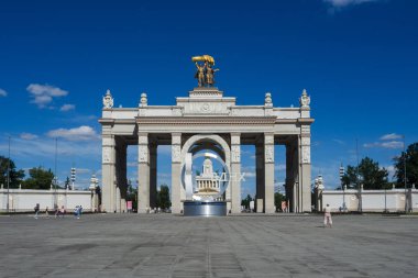 Moskova, Rusya - 24 Haziran 2019: Ulusal Ekonominin Başarıları Sergisi. Moskova'da Vdnh ana giriş.