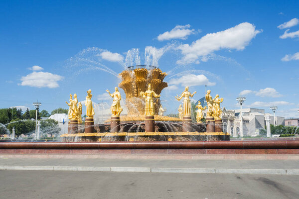 Москва, Россия - 24 июня 2019 года: Фонтан дружбы народов в парке ВДНХ в Москве
.