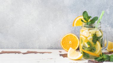 Li üzerinde kavanozda soda, limon ve nane yaprakları limonata içecek
