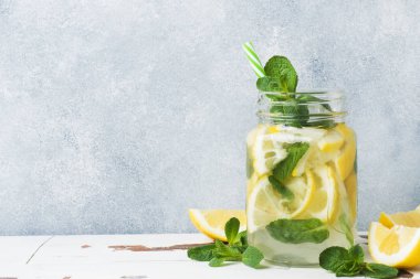 Sağlıklı yaşam için su detoks. Limon, salatalık ve ahşap masa nane kavanozu tatlı suda. Kopya alanı