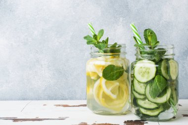 Sağlıklı yaşam için su detoks. Limon, salatalık ve ahşap masa nane kavanozu tatlı suda. Kopya alanı