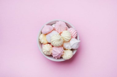 Pembe bir arka plan üzerinde renkli küçük bezeler. Düz yatıyordu kavramı. Kopyalama alanı.