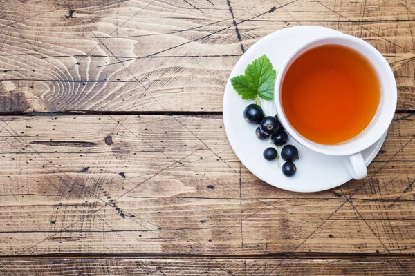 Φλιτζάνι τσάι και φρέσκα μούρα φραγκοστάφυλο σε ξύλινο φόντο. Αντιγραφή χώρου. — Φωτογραφία Αρχείου