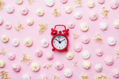 Pembe bir arka plan üzerinde renkli küçük bezeler. Düz yatıyordu kavramı. Kopyalama alanı.