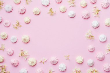 Pembe bir arka plan üzerinde renkli küçük bezeler. Düz yatıyordu kavramı. Kopyalama alanı.