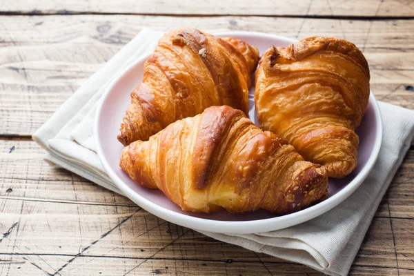 Bir tabak ve bir fincan kahve, ahşap arka plan, kahvaltı croissants alanı Kopyala.