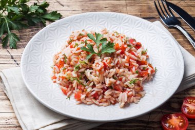 Pirinç ile domates sosu ve Yeşiller ahşap arka plan üzerinde.