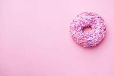 Pembe arka planda pembe çörek. Üstten düz yatıyordu.