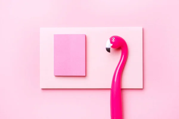 Bolígrafo Pink Flamingo y bloc de escritura sobre fondo rosa. Copia de espacio plano lay  . — Foto de Stock