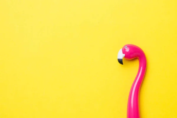 Bolígrafo rosa Flamingo sobre fondo amarillo. Copiar espacio Plano lay . — Foto de Stock