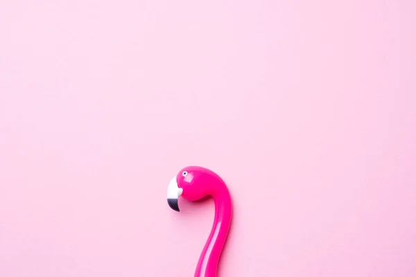 Bolígrafo rosa Flamingo sobre fondo rosa. Copiar espacio Plano lay . — Foto de Stock