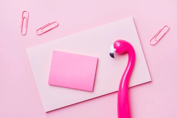 Bolígrafo Pink Flamingo y bloc de escritura sobre fondo rosa. Copia de espacio plano lay  . — Foto de Stock