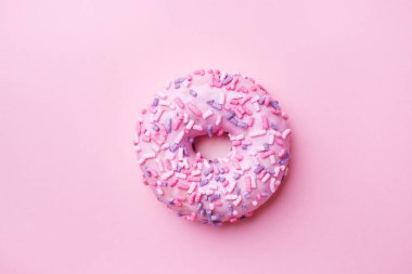 Pembe arka planda pembe çörek. Üstten düz yatıyordu.