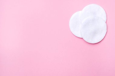 Pembe bir arka plan üzerinde pamuk yuvarlak bezler. Seçici odak Kopyalama alanı.