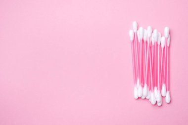 Pembe arka planda pembe pamuk tomurcukları. Seçici odak Kopyalama alanı.