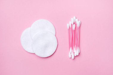 Pembe arka plan üzerinde pembe pamuk tomurcukları ve pamuklu bezler. Seçici odak Kopyalama alanı.