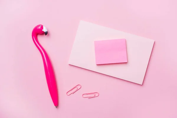 Bolígrafo Pink Flamingo y bloc de escritura sobre fondo rosa. Copia de espacio plano lay  . — Foto de Stock