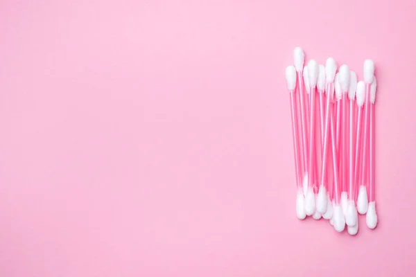 Brotes de algodón rosa sobre fondo rosa. Enfoque selectivo Copiar espacio . — Foto de Stock